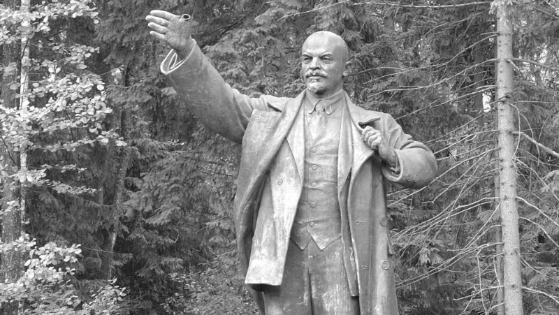 Lenin statue in Gruto Parkas in Lithuania 2004.