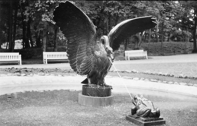 Figuren "Svanen og Frøen" i Arnbjergparken