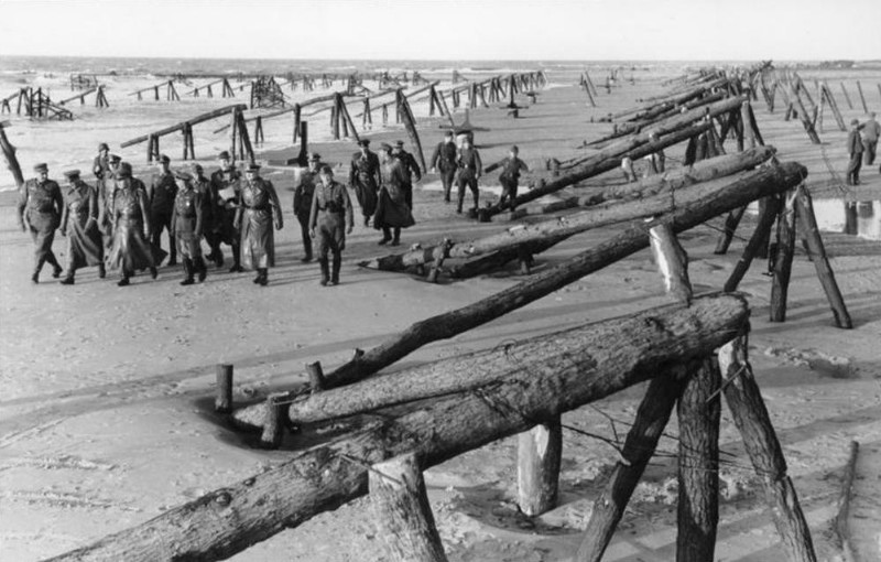 Rommel inspicerer del af Atlantvolden