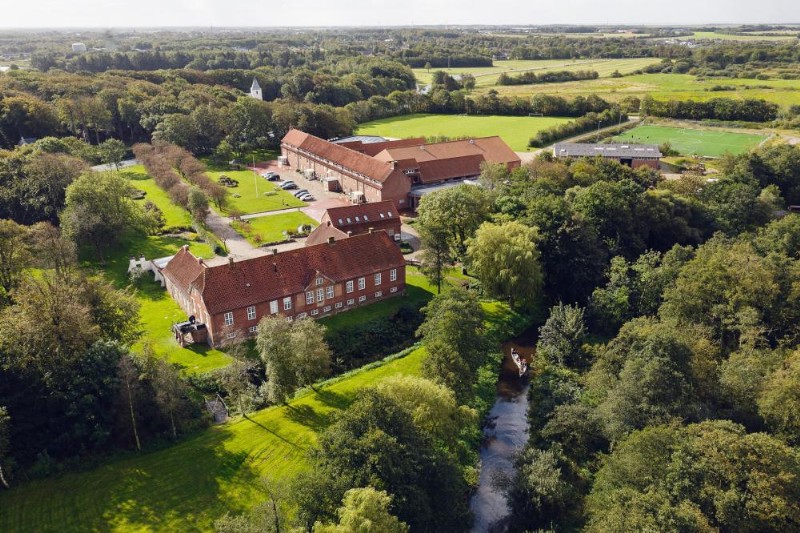 Den trefløjede hovedgård med tilbygninger