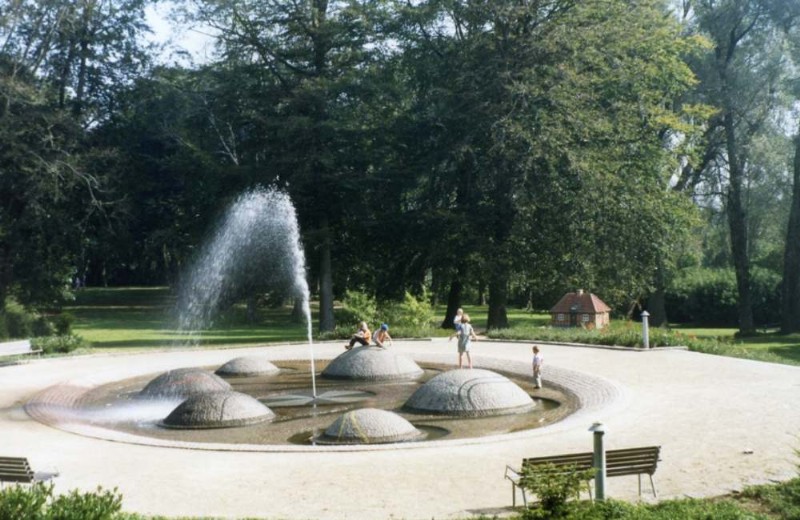 Vandskulpturen Stormflod i Arnbjergparken